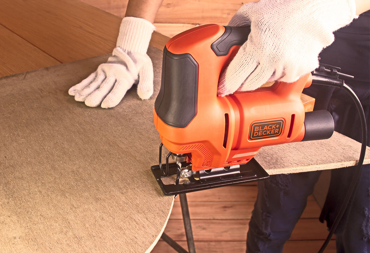 Εδώ ο χρήστης κόβει μια ξύλινη επιφάνεια.